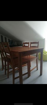 Set tavolo con 4 sedie, in legno chiaro, ottime condizioni - Foto 4