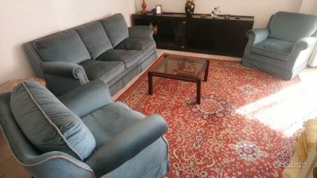 Divano a 3 posti + 2 poltrone, ottime condizioni