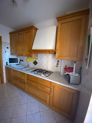 Cucina con elettrodomestici