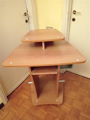 Mobile in legno con rotelle computer pedana +deposito CD