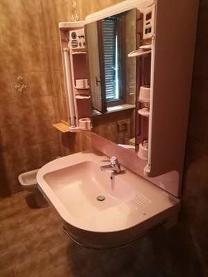 Bagno completo di sanitari, vasca e lavello con mobile
