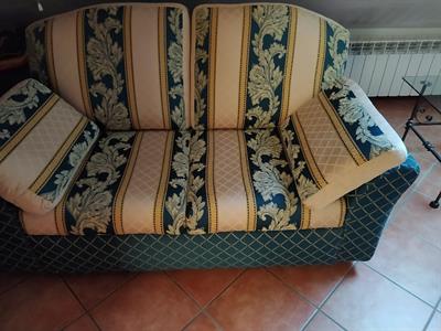 divano due posti in tessuto.