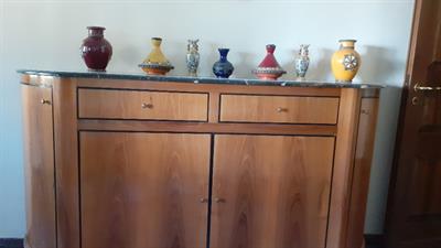 Credenza di legno con piano in marmo