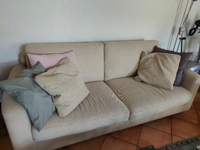 Divano colore beige usato