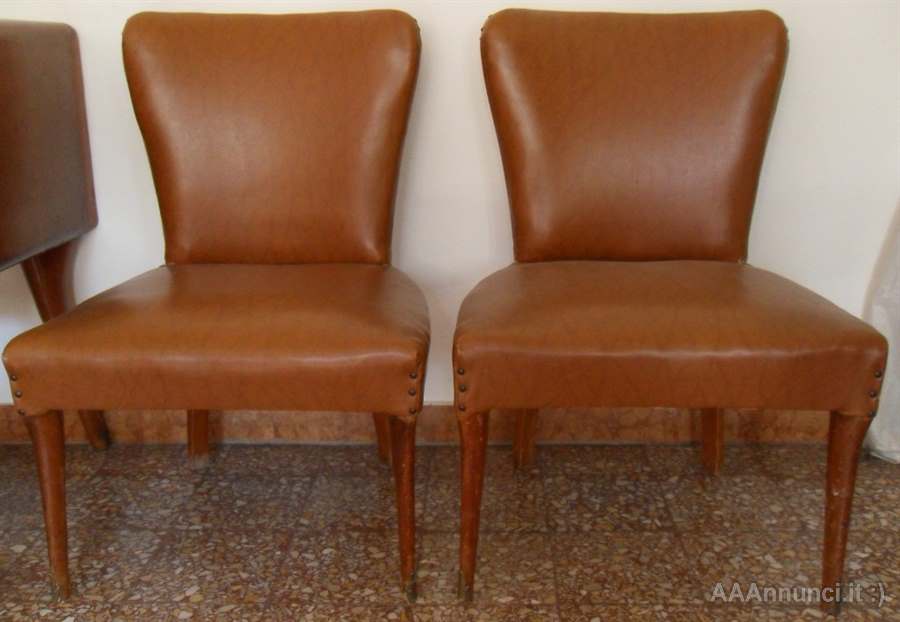 Coppia di poltrone in pelle color marrone, molto comode