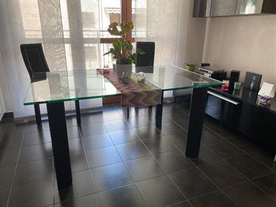 Tavolo in vetro con 6 sedie in pelle