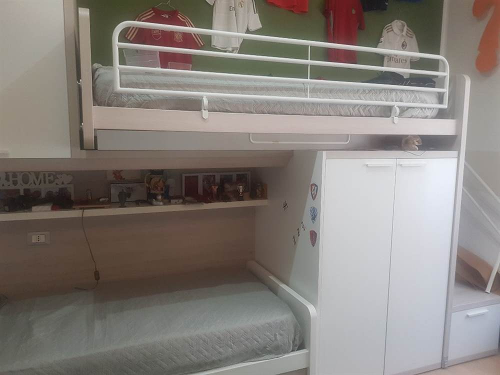 Foto 3Fantastica camera a due letti per ragazzi, colore panna