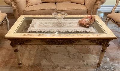 Divano classico con tavolino