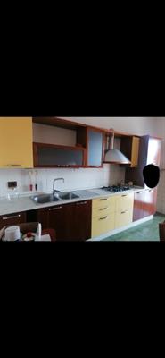 CUCINA IN LEGNO MARRONE E GIALLO