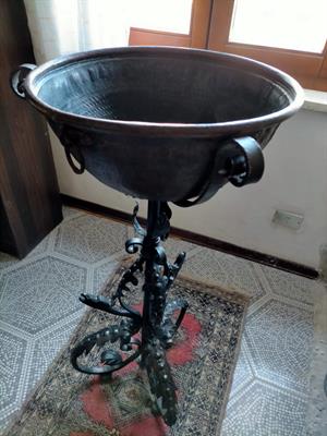 Tre piedi in ferro battuto dei primi del 900.