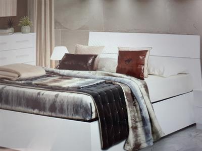 Letto matrimoniale con il materasso