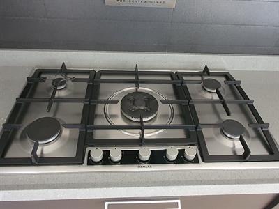 Cucina con piano cottura da 90 con