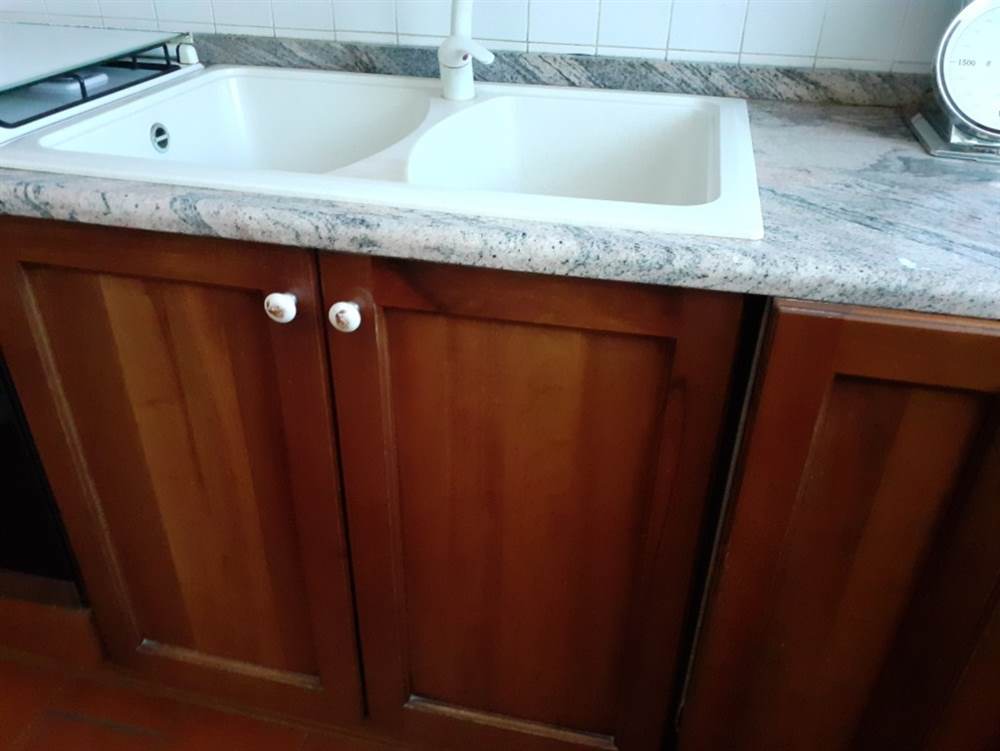 Foto 3 Cucina-tinello in noce nazionale, in legno, completa di elettrodomestici