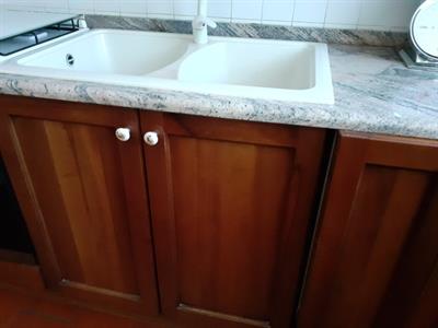 Cucina-tinello in noce nazionale, in legno, completa di elettrodomestici - Foto 3