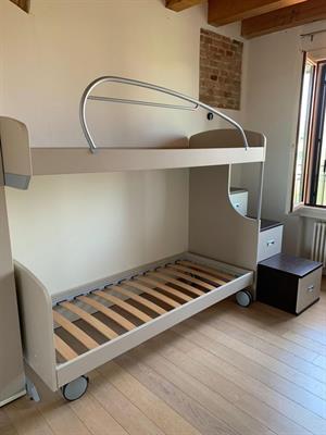 Letto a castello con scaletta cassettoni
