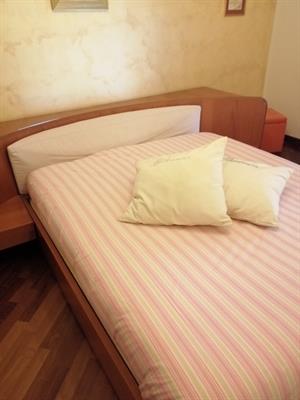 Letto in legno a cassettone