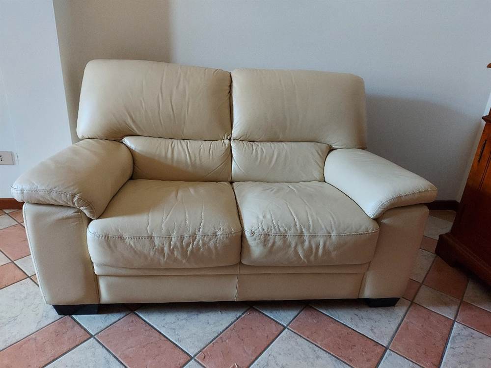 Divano due posti in pelle color panna, ottimo stato