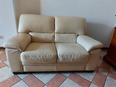 Divano due posti in pelle color panna, ottimo stato - Anteprima 1