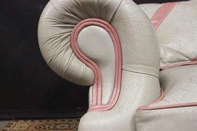 Divano Chesterfield Dellbrook 3 posti in pelle bianco e rosa, modello club - Foto 3