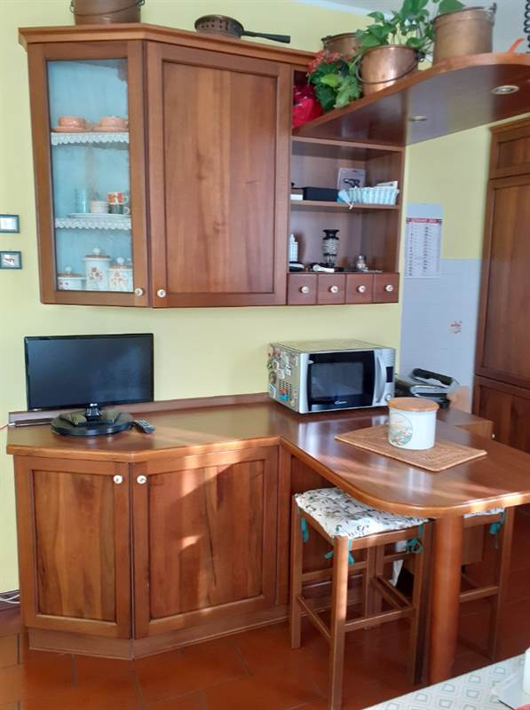 Foto 2 Cucina-tinello in noce nazionale, in legno, completa di elettrodomestici