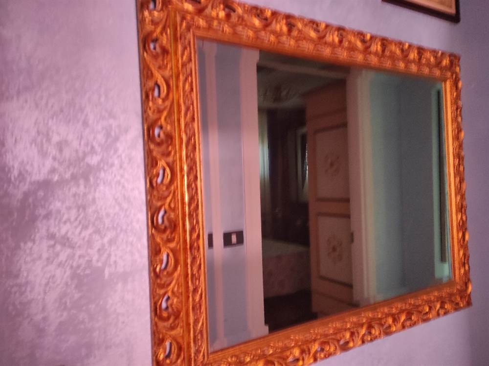 Specchio con cornice oro pregiata.