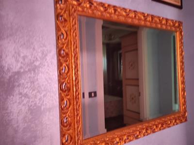 Specchio con cornice oro pregiata..