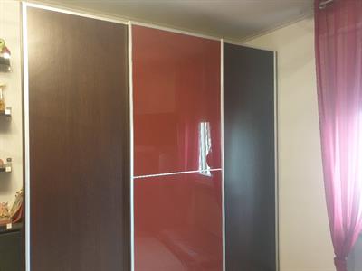 Armadio ante scorrevoli e 2 comodini, color wengé, in legno - Foto 4