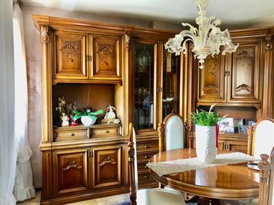 Mobile soggiorno in legno con tavolo e sedie