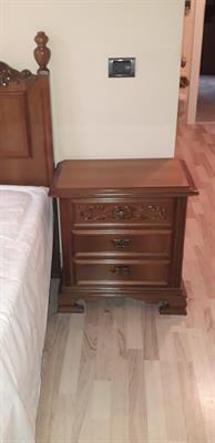 Camera da letto matrimoniale in legno classica.