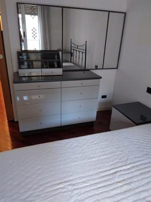 Camera da letto legno laccata bianca, letto ferro battuto