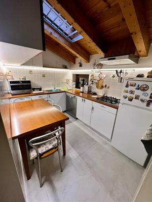 Cucina con elettrodomestici