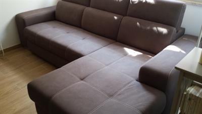 Divano marrone scuro