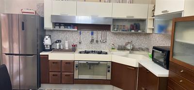 Cucina con qualche segno di usura