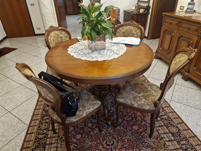 Tavolo rotondo allungabile più sedie