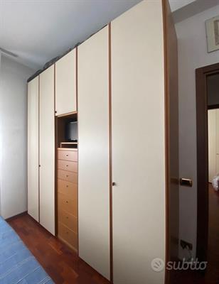 Armadio 4 ante con spazio TV in legno