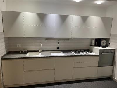 Veneta Cucine bianca opaca, ottimo stato, completa di elettrodomestici - Anteprima 1