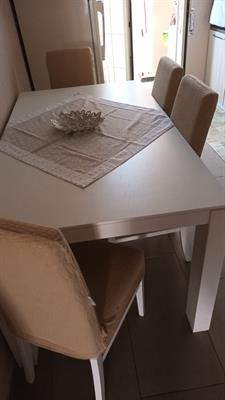  tavolo con sedie