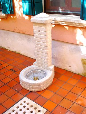 Fontana in pietra.Nuova Omaggio