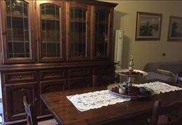 Credenza e tavolo con sedie