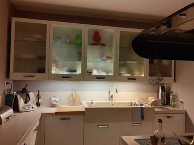 Cucina in legno e marmo spazzolato, color burro, completa di elettrodomestici - Foto 6