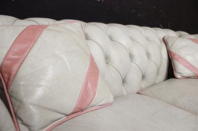 Divano Chesterfield Dellbrook 3 posti in pelle bianco e rosa, modello club - Foto 4