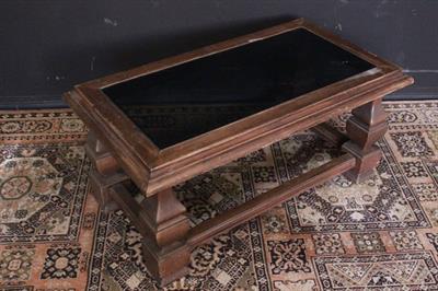 Tavolino in legno con ripiano in vetro