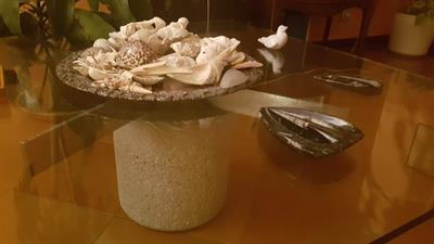 Elegante tavolo di vetro su base di pietra