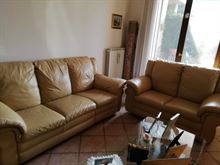 Due divani beige in pelle