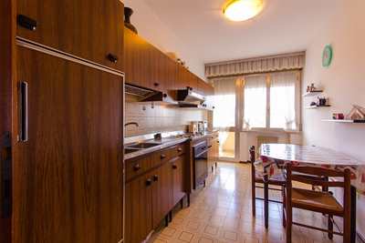 Cucina con tavolo allungabile