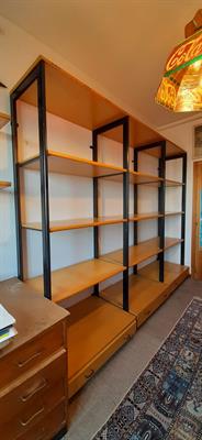 Scaffale con tre cassetti