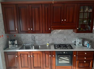 Cucina con sedie e cristalliera
