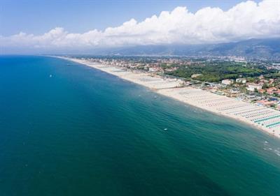 FORTE DEI MARMI. Affitto ampio trilocale 6/8