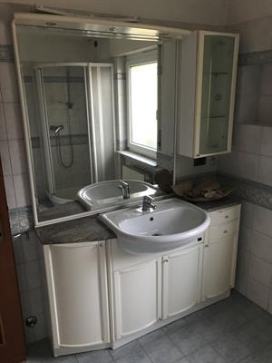 Bagno con mobili completo