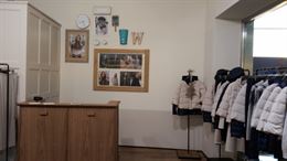 Foto 2 Arredamento completo per boutique, in legno